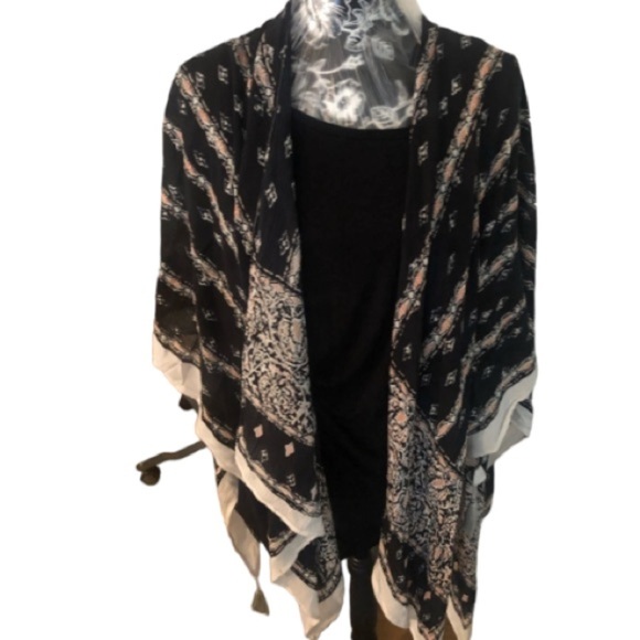 Vince Camuto  OS black print cover up wrap ,shawl with tassel - Picture 1 of 7